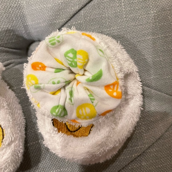 0-9 M Winnie the Pooh Terrycloth Bath Robe and Matching Booties - Picture 6 of 6